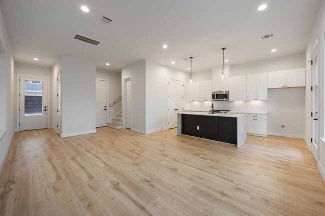 Building Photo - 6116 De Campo St