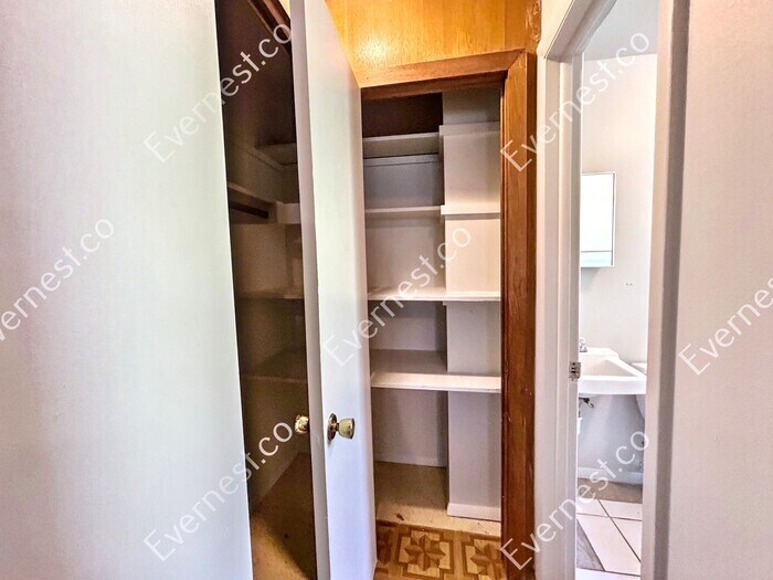 Building Photo - 954 W Moreno Ave