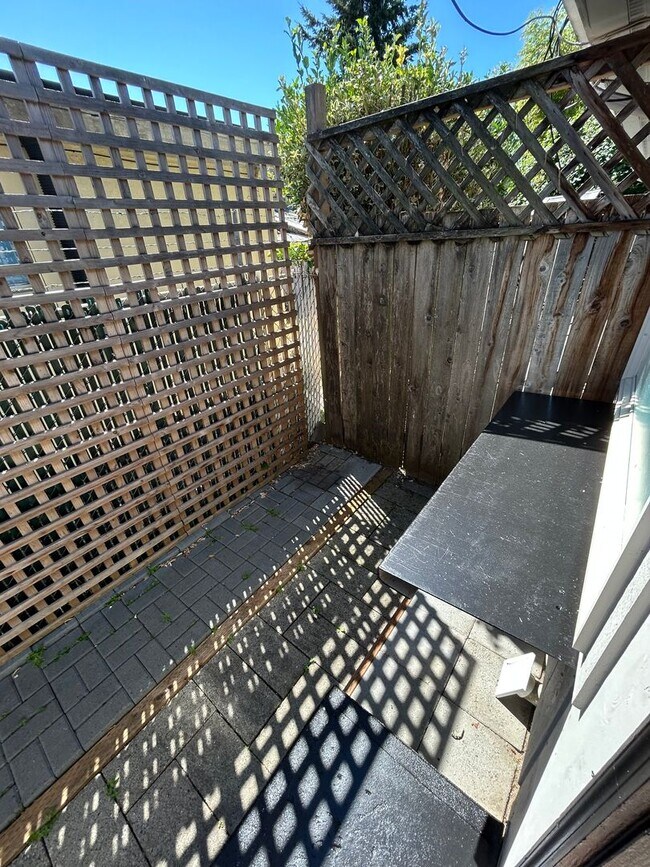 Building Photo - Girgis Duplex