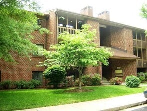 Building Photo - West End Condo--Great Location!