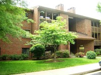 Building Photo - West End Condo--Great Location!