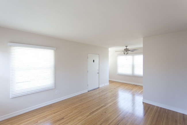 Building Photo - Charming 1 BR Corner Unit With Onsite Laun...