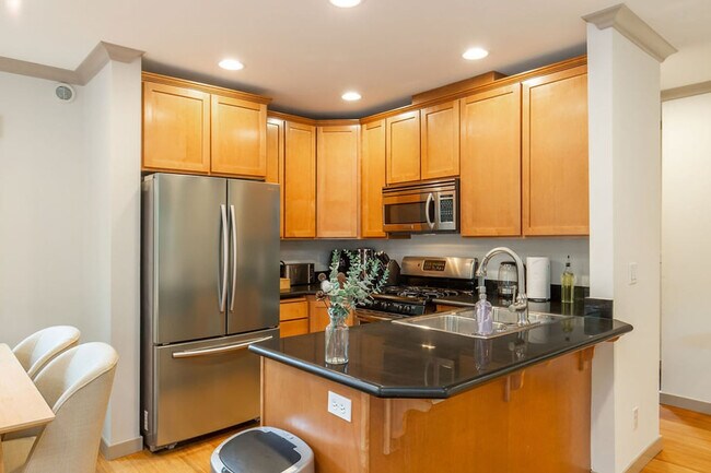 Building Photo - 1916 E Spruce St