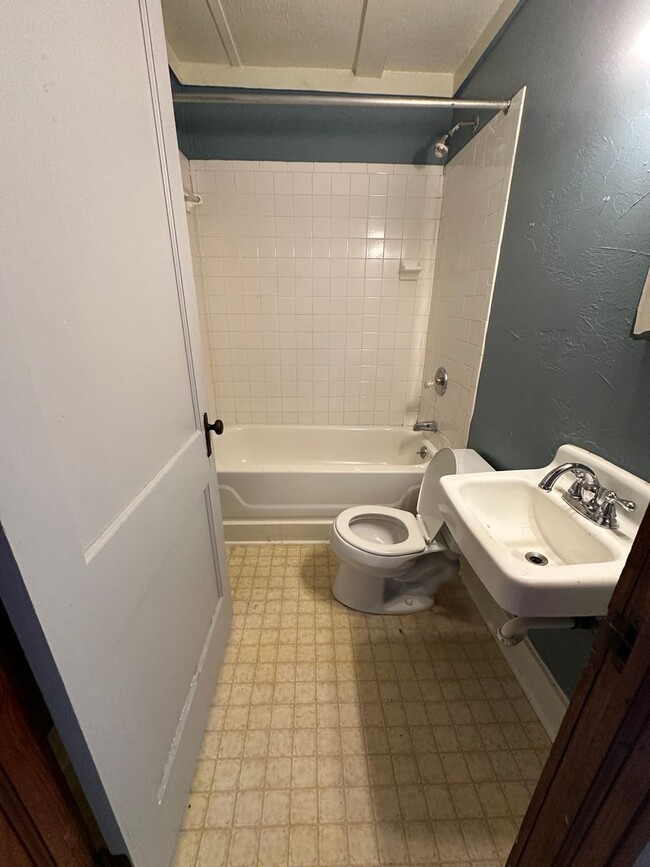 Building Photo - 1 bedroom, 1 bath in Midtown. Available La...