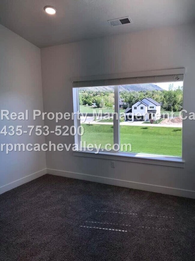 Building Photo - 163 E 550 N