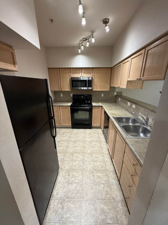 Building Photo - Beautiful Bottom Floor 2bd 1bath Condo For...