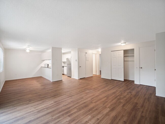 Building Photo - ONE BEDROOM IN DESIRABLE MILLWOOD NEIGHBOR...