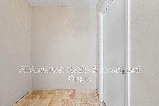 Building Photo - 834 Boulevard De L'Orleans