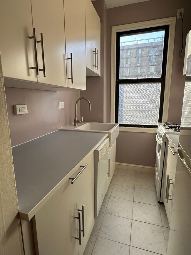 Building Photo - Foggy Bottom One Bedroom, All Utilties Inc...