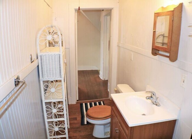 Building Photo - $900 | 1 BD RM, 1 Bath Apartment | Utiliti...