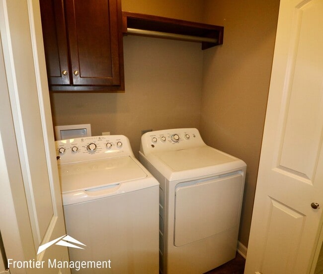 Building Photo - Large Home In A Quiet Neighborhood Off Of Scenic Drive