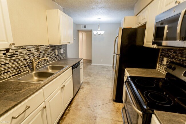 Building Photo - 2 br, 1 bath 4plex - 1220 Southport Dr A A