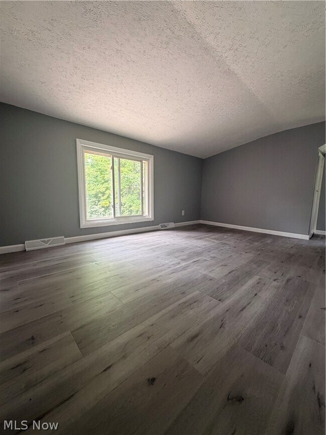 Building Photo - 1399 Barlow Rd