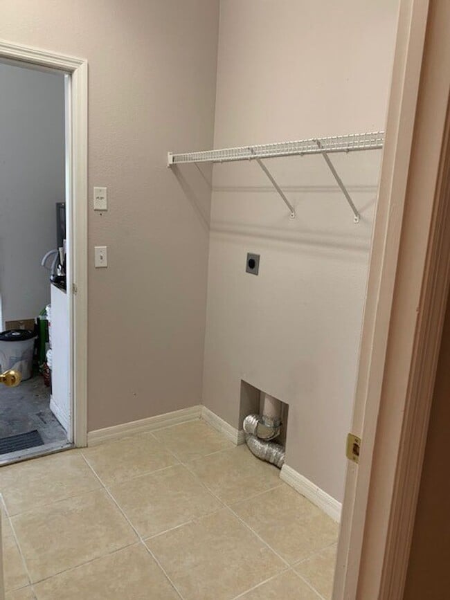 Building Photo - Beautiful 4/2 home in Lovely Venetian Bay Gated Community