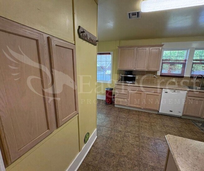 Building Photo - Three Bedroom, Two Bathroom House Near Sha...