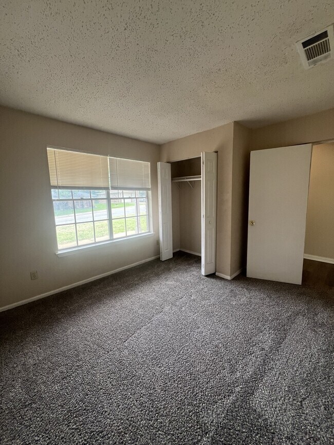 Building Photo - 361 Heirloom Dr