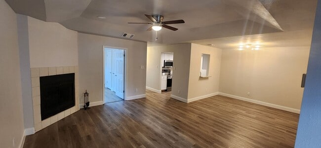 Building Photo - 2-Bed/1-Bath Townhome -Silver Creek Villas- Gated Community