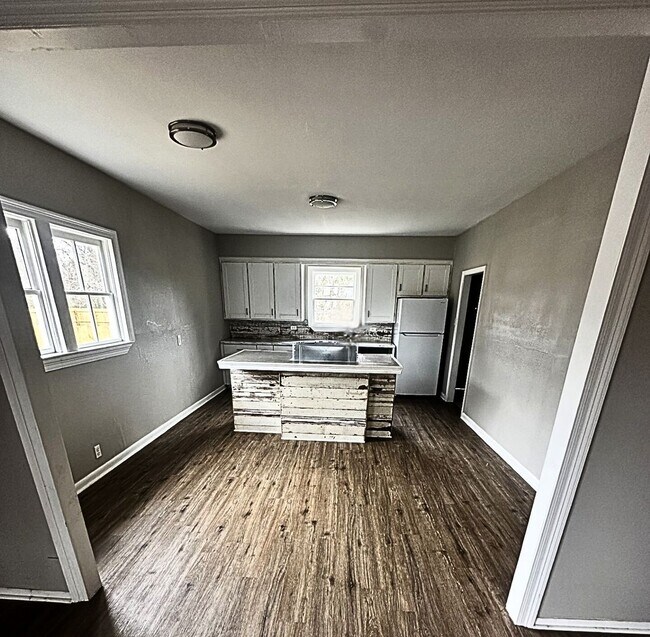 Building Photo - Charming Home