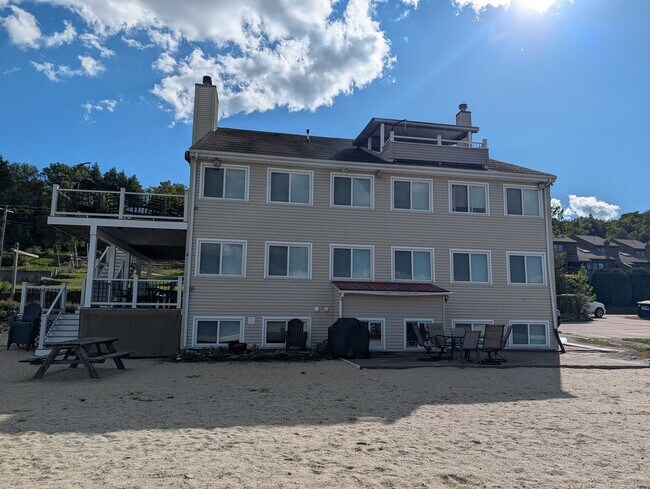 Building Photo - 208 W Shore Rd