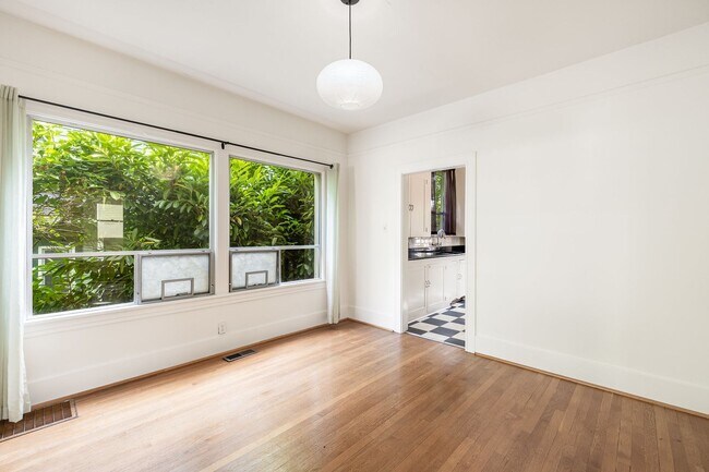Building Photo - 2Bd/1Ba Seattle Home