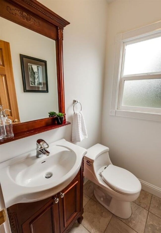 Building Photo - Spacious 4BR Capitol Hill Home with Lake W...