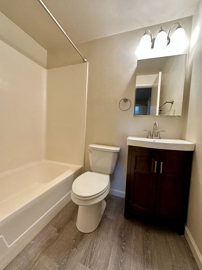 Building Photo - Wonderful Two Bedroom Townhouse in Plum! P...