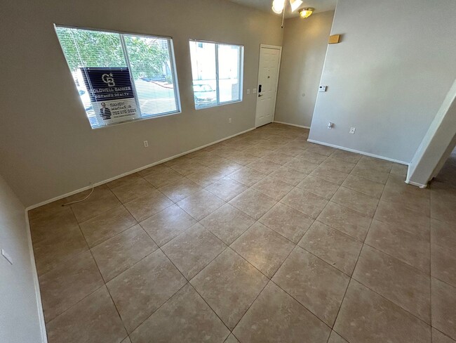 Building Photo - BEAUTIFULLY MAINTAINED 2 BEDROOM, 2 BATH C...