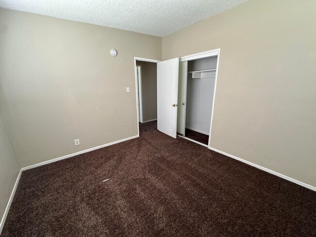 Building Photo - Adorable 3 Bedroom