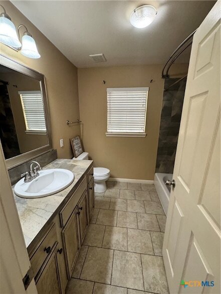 Building Photo - 902 Fern Ln