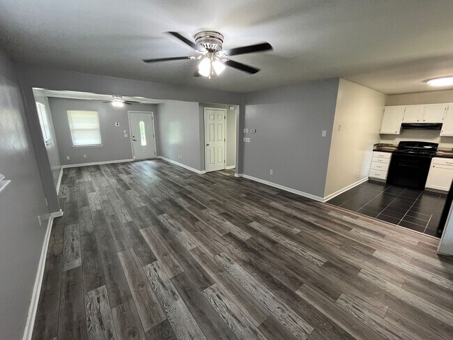Building Photo - Nice One-Level 3 Bedroom 1.5 Bath Home