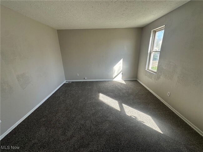 Building Photo - 1915 Maple Ave NE