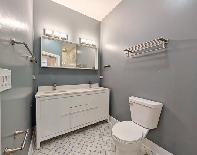 Building Photo - 2048 W Evergreen Ave