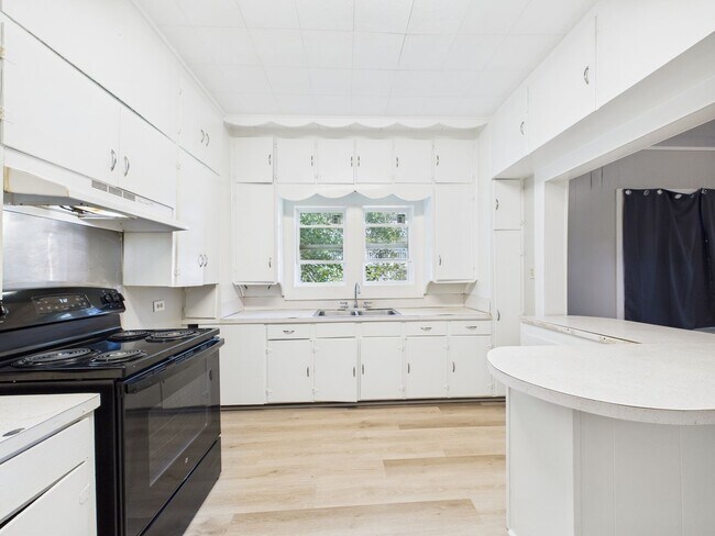 Building Photo - Adorable 3 bed, 1 bath home available in S...