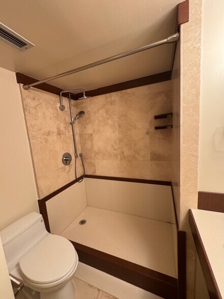 Building Photo - 2499 Kapiolani Blvd