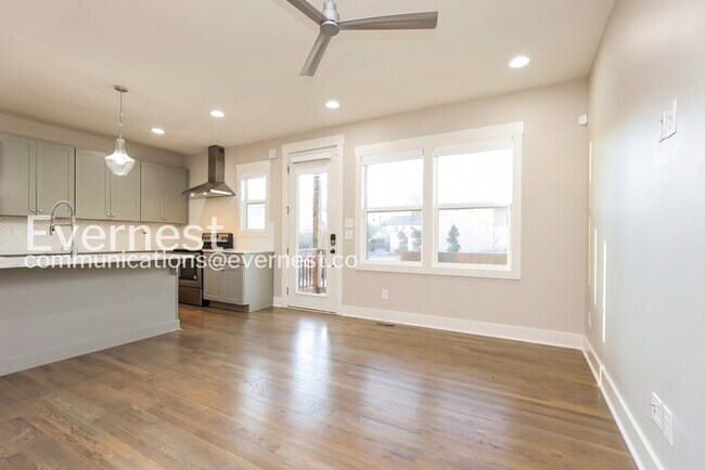 Building Photo - Limited Time Special Offer / 3 Bed/2.5 Bath Townhome with Garage / Pet-Friendly / Vouchers Accept...