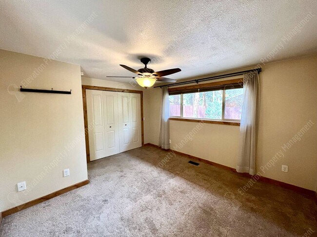 Building Photo - Inviting single-level home in forested SW Bend neighborhood