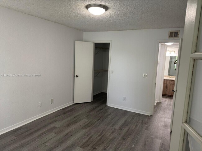 Building Photo - 12510 Vista Isles Dr