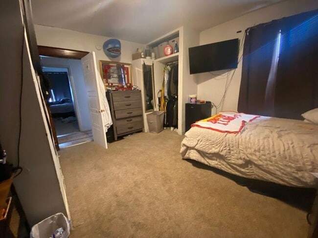 Building Photo - $625 | ROOMMATE WANTED | 7 Bedroom, 3 Bathroom House | Available for Immediate Move-In