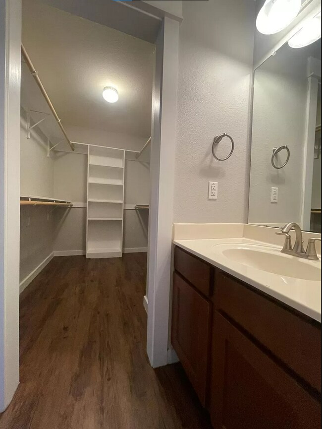 Building Photo - Spacious 4X2 North Loop Duplex