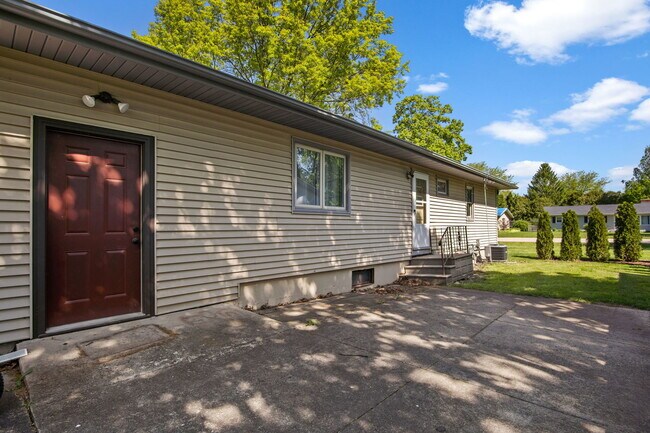 Building Photo - 104 N Spruce St