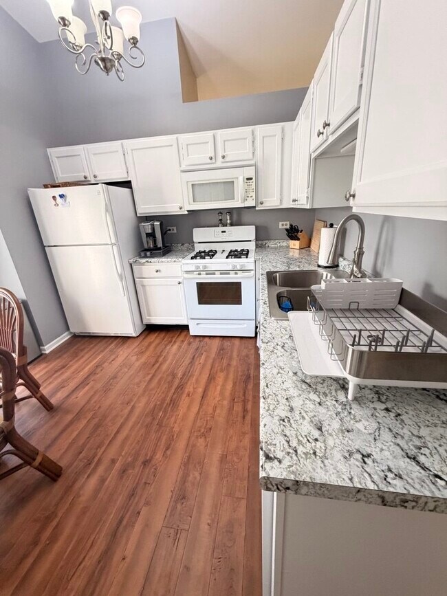 Building Photo - 1219 Huntington Dr