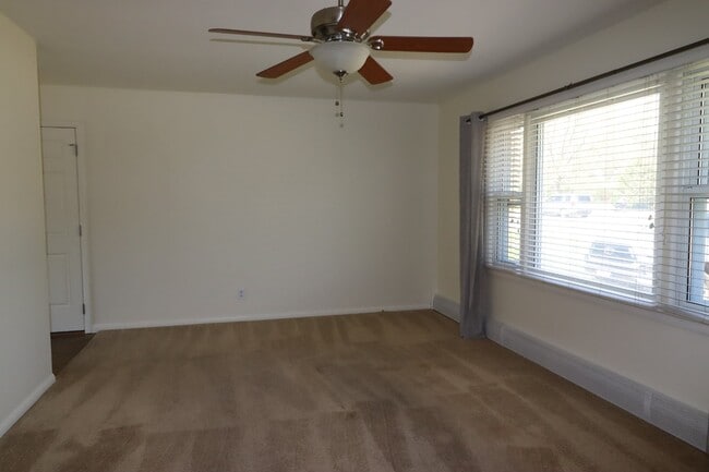 Building Photo - Charming 3 Bedroom Neenah Home with fenced yard