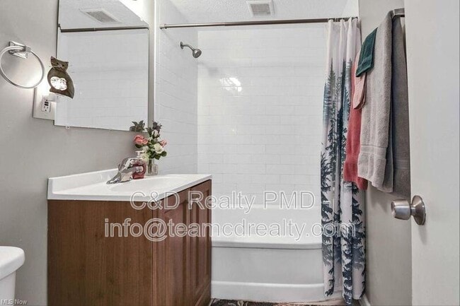 Building Photo - 640 E 261st St