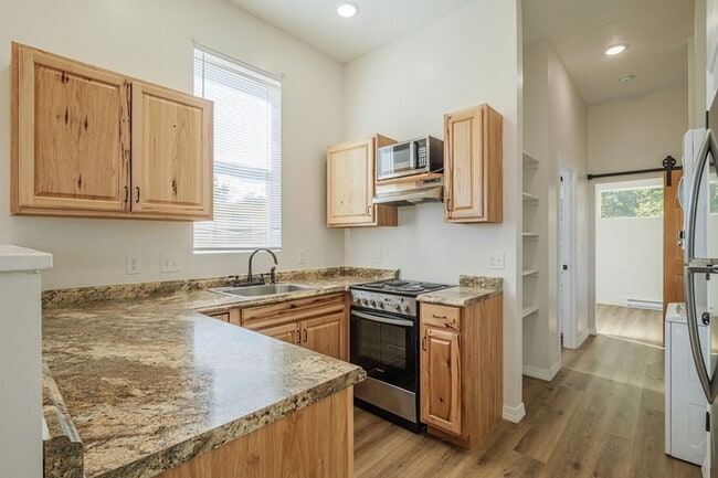 Building Photo - 303 Mountain View St