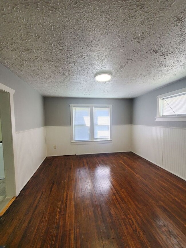 Building Photo - 2 BEDROOM SINGLE FAMILY HOME