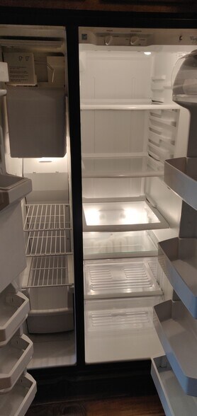 Building Photo - 600 Albert St