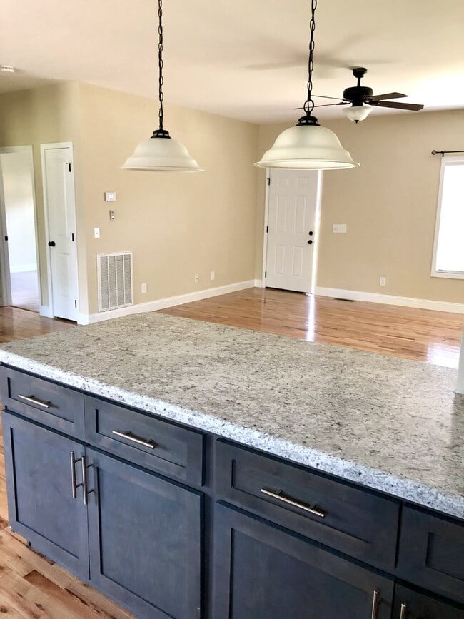 Building Photo - " 3-Bed  2 bath Oasis with Granite Elegance & Gleaming Hardwood in Cookeville!"