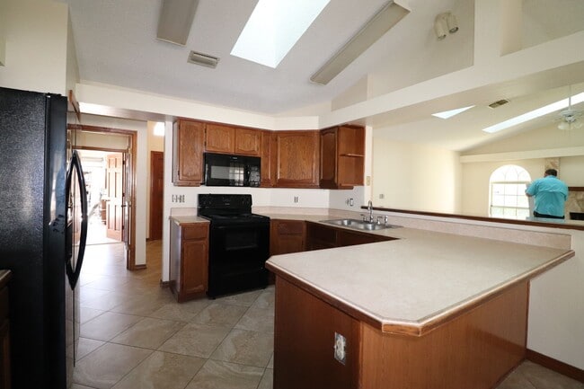 Building Photo - 3/2/2 Split plan with over 2100 square feet