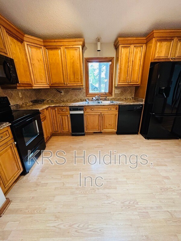 Building Photo - 8416 Summit Acres Dr