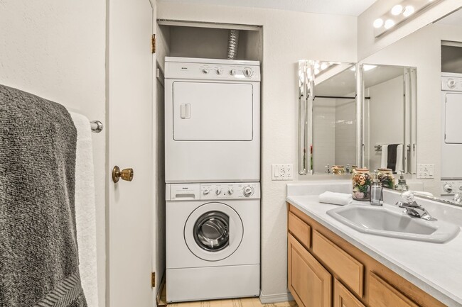 Building Photo - 2 Bedroom 1 Bathroom Lakeside Unit!